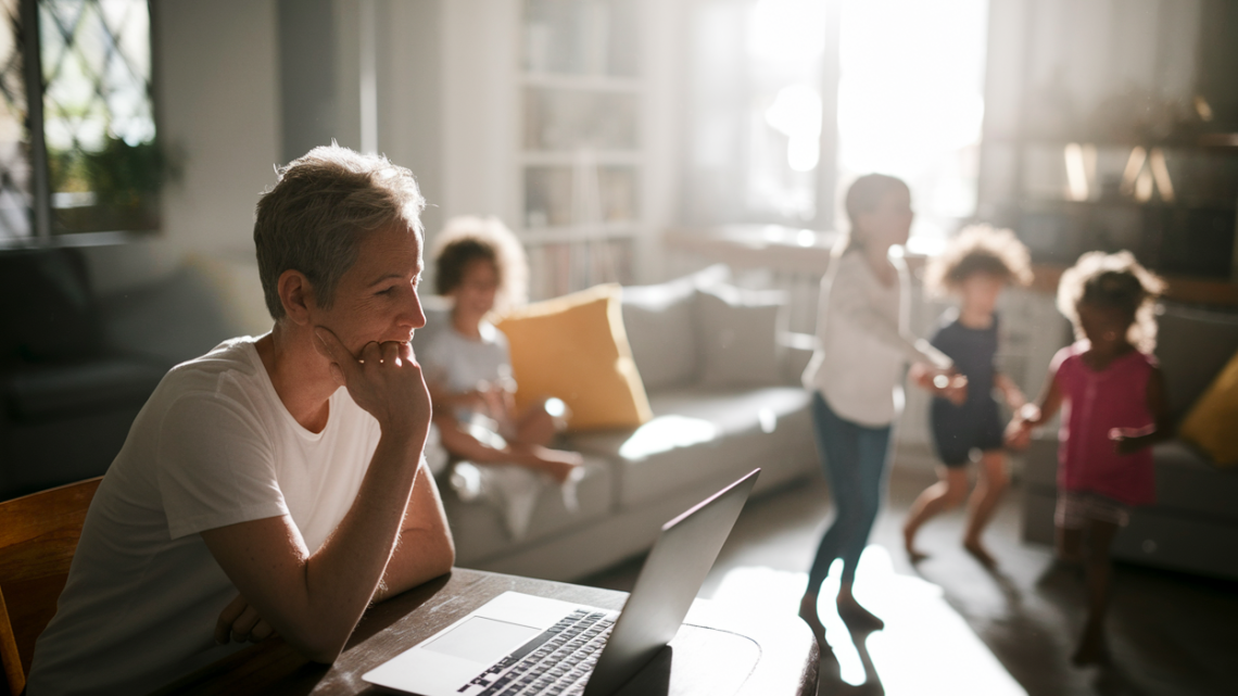 Concilier reconversion professionnelle et vie de famille après 40 ans