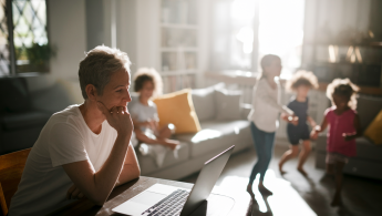 Concilier reconversion professionnelle et vie de famille après 40 ans